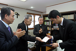 옹기장학회 신학생 8명에게 장학금 전달